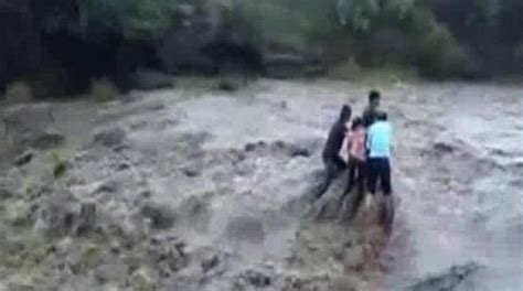 La crecida de un río arrastra a una familia entera en India