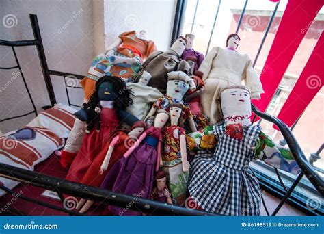 Muñecas Tradicionales De La Tela Hermosa Mexicana Imagen de archivo