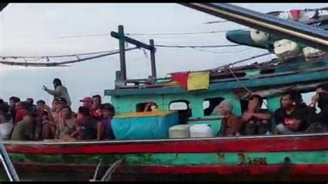 BAWA 86 Pekerja Migran Ilegal Pakai Kapal Kayu Bocor 6 Orang Ditangkap