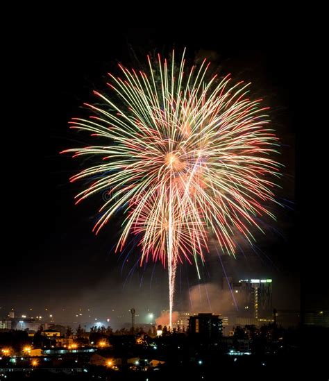 Fuochi D Artificio Brillantemente Variopinti E Saluto Di Vari Colori