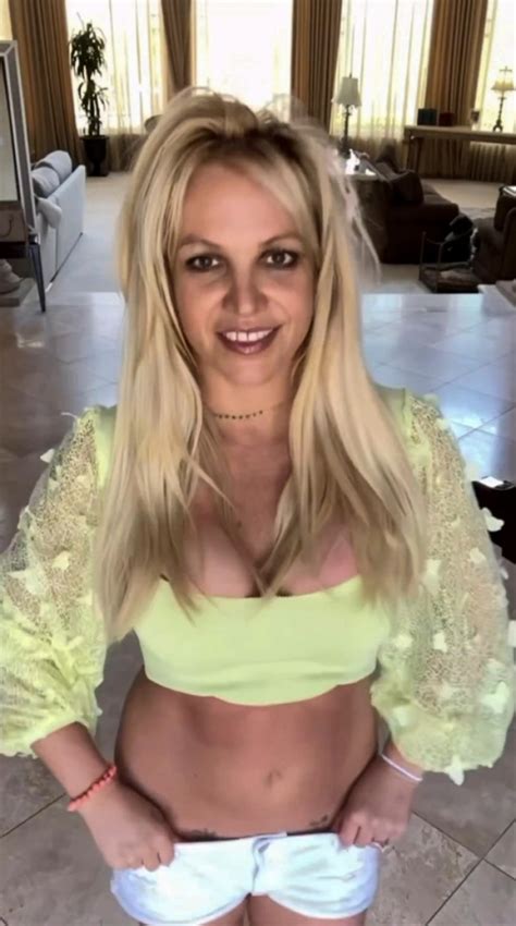 GALERIE FOTO Britney Spears pălmuită după ce s a apropiat foarte mult