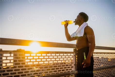 Retrato De Joven Afroamericano Hombre Quien Es Bebiendo Agua Y