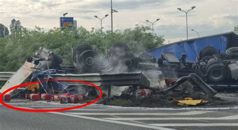 Incidente Sull A21 Camion Con Acido Travolge Un Auto Morto Il