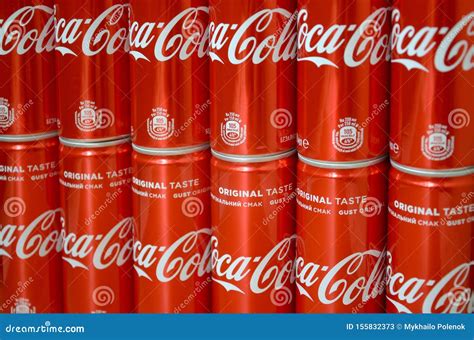 Logo De Coca Cola Impreso En Latas De Aluminio Y Colocado En La Mesa