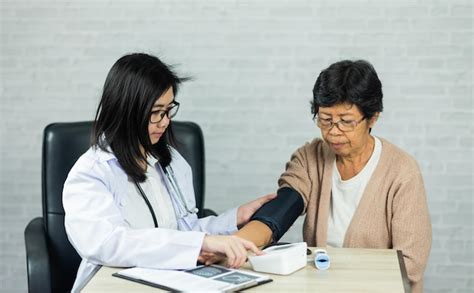 의사의 사무실 책상에서 노인 여성 환자의 혈압을 측정하는 여성 의사 고혈압으로 고통받는 노인 여성 환자 병원에서 질병 확인 건강