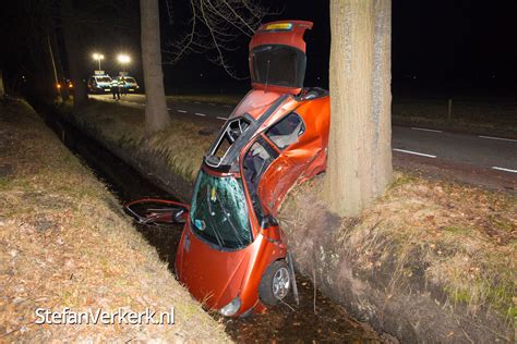 Zwaar Ongeval Auto Tegen Boom Mheneweg Zuid Oldebroek Foto S Stefan