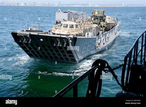 Landing Craft Utility Lcu 1665 Hi Res Stock Photography And Images Alamy