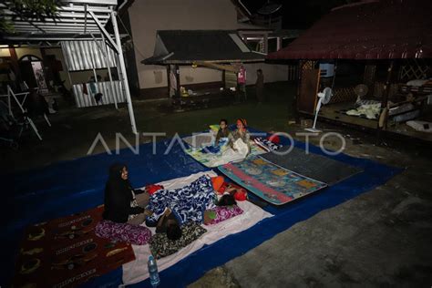 Warga Korban Gempa Bumi Mengungsi Di Halaman Rumah ANTARA Foto