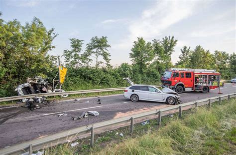 Ein Toter und drei Schwerverletzte Trümmerfeld auf der Straße