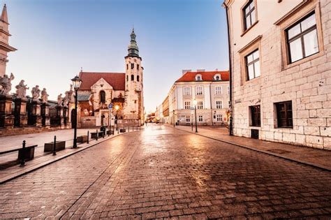 Premium Photo | St mary's basilica in main square of krakow wawel ...