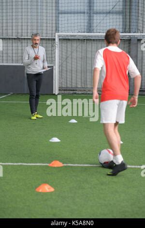 Futsal F Tbol Entrenamiento Para Ni Os F Tbol Jugador Joven Con Una