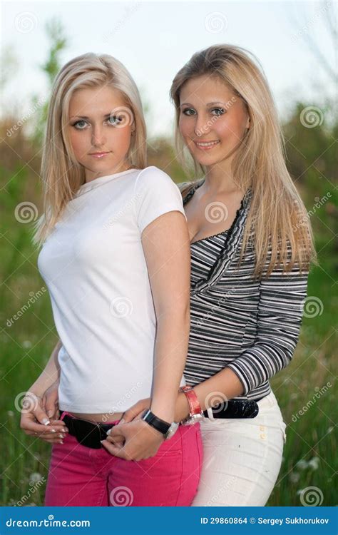 Portrait De Deux Jeunes Femmes Attirantes De Sourire Photo Stock