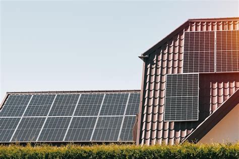 Paneles solares en el techo concepto de uso de energía fotovoltaica en