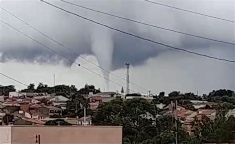 Morador registra fenômeno conhecido como nuvem funil em Capivari VÍDEO