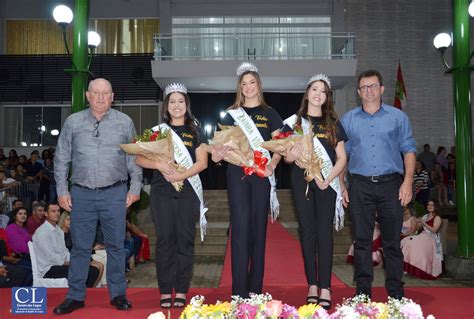 Escolha da realeza da Festa do Migrante reúne multidão em Anita