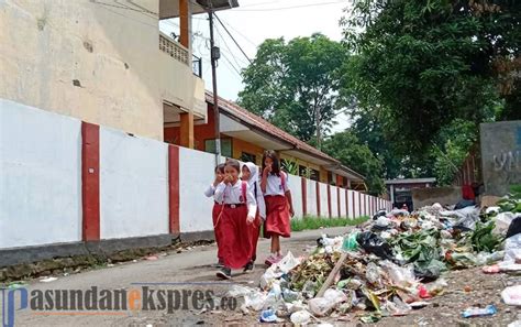 Sampah Dibiarkan Berserakan Di Tps Pasundan Ekspres