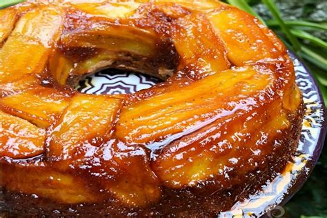 Bolo de banana caramelizado de liquidificador muito fácil de preparar e