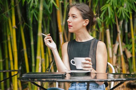 Wanita Merokok Di Restoran Perancis Dan Minum Kopi Foto Stok Unduh