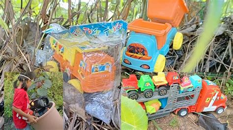 Menemukan Mainan Mobil Mobilan Anak Laki Laki Di Taman Dekat Kebun