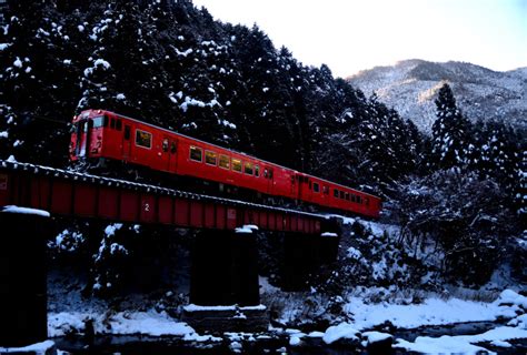 鉄道定番紀行 播但線の積雪風景の中の下市川橋梁を行くキハ41形気動車（長谷～生野）