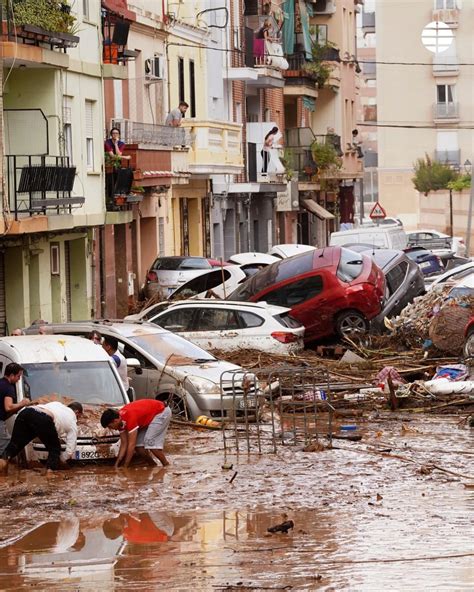 El Padre Ngel Sale En Un Convoy Hacia Valencia Con Alimentos Y