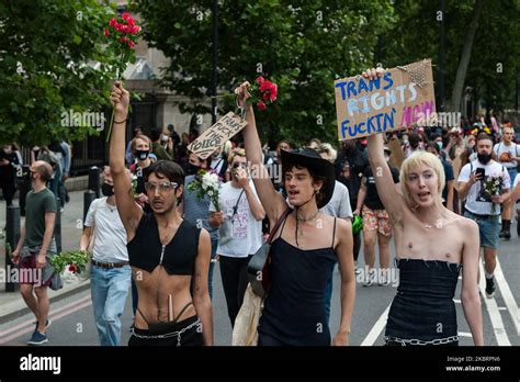 Miles de personas transgénero y sus partidarios marchan a través del