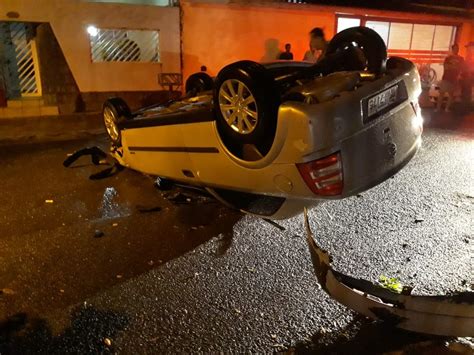 Motorista fica ferido após carro capotar e bater em veículo estacionado