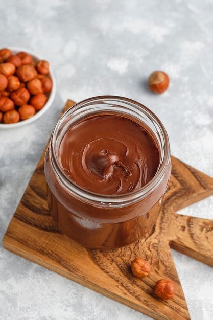 Crema De Chocolate O Turr N Con Avellanas En Frasco De Vidrio Sobre