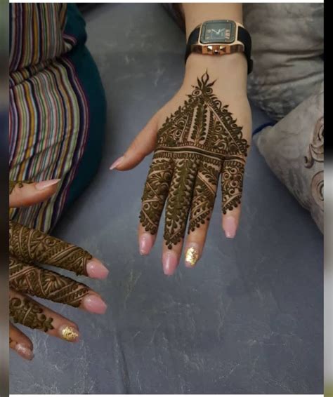 Épinglé par aklm sur henna Modèles tatouages au henné Mehndi au