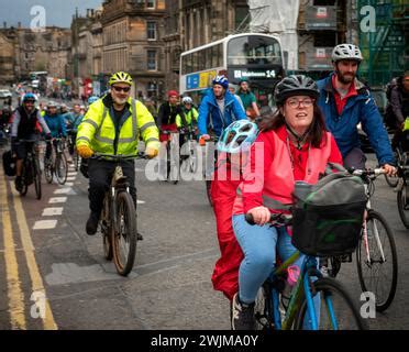 Des Centaines De Cyclistes Roulent Travers Les Rues De Londres Dans