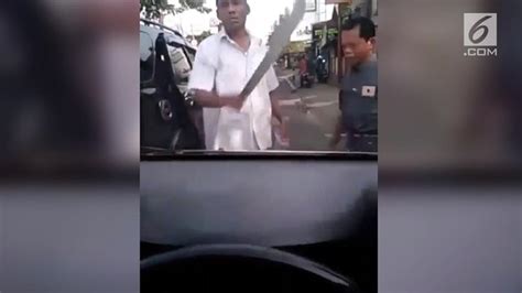 Video Senggolan Di Jalan Pengemudi Ancam Pakai Golok Panjang