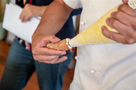 Il Cannolo Secondo Antonio Cicero Ricotta In Purezza E Cialda Con La