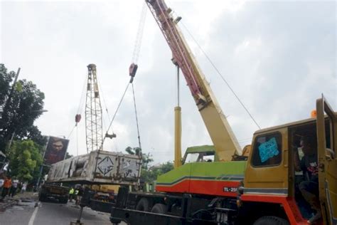 Kecelakaan Truk Di Watugong Semarang Rmol Jateng