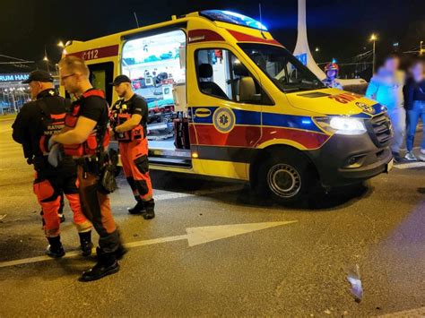 Zderzenie Audi Z Peugeotem Na Rondzie Przy Zamku Kierowca Jednego Z