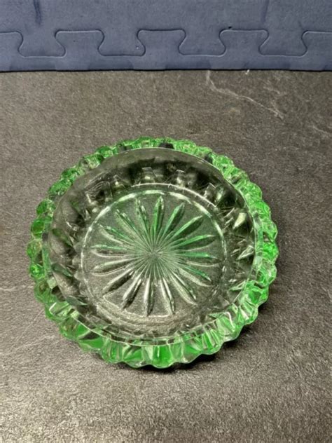 Grand Ancien Cendrier En Verre De Couleur Verte Avec Rosace Centrale