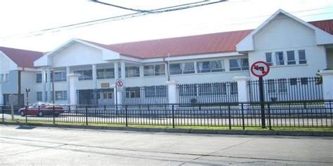 Brutal pelea entre alumnas en el colegio Saint George de Los Ángeles