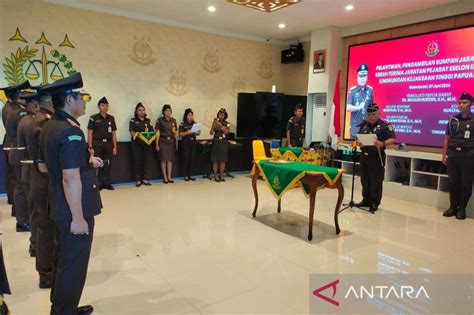 Kajati Papua Barat Ingatkan Kajari Percepat Penanganan Perkara ANTARA