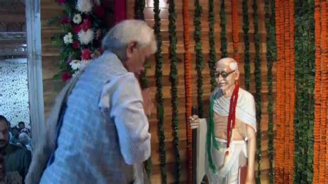 Srinagar Lg Unveils Statue Of Mahatma Gandhi At Civil Secretariat