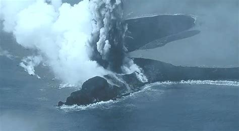 画像ギャラリー 巻き上がる噴煙！ 硫黄島沖に出現した「新しい島」火山活動を海上保安庁が無人機で確認 乗りものニュース