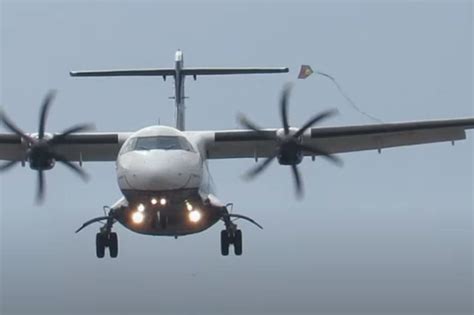 NOTÍCIAS E HISTÓRIAS SOBRE AVIAÇÃO Pipa se aproxima de avião durante