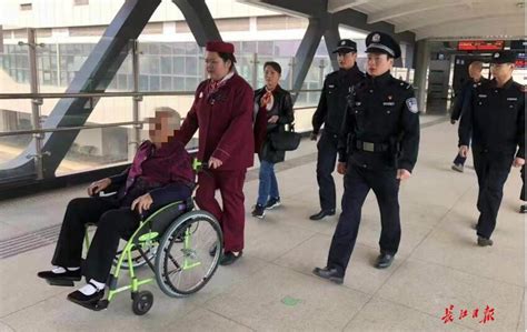 七旬老人乘地铁扶梯摔倒，辅警冲上去按下急停按钮救命 武汉 新闻中心 长江网 Cjn Cn