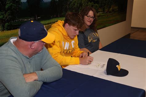 KNEB AM 960 AM 100 3 FM Scottsbluffs Carter Reisig Signs With WNCC