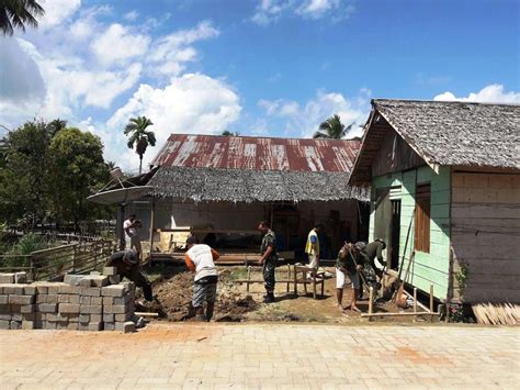 Gotong Royong Di Rumah Lillian Metcalfe