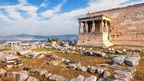 Templo de Erechtheion con el pórtico de Caryatid Atenas Grecia Vista