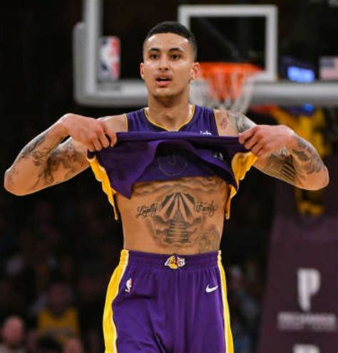 Kyle kuzma lifts up his jersey | Kyle kuzma, Basketball players ...