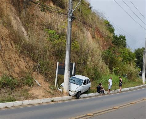 Motorista De Carro Que Beijou Poste Em Nova Ven Cia Estava B Bado