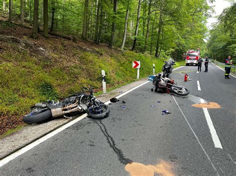 Rettungshubschrauber im Einsatz Zwei Motorräder frontal kollidiert