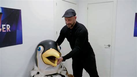 Pepe Reina ve por primera vez la máscara de Pingüino Mask Singer