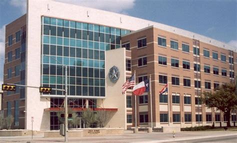 Dallas police headquarters on lockdown after threat: police - India.com