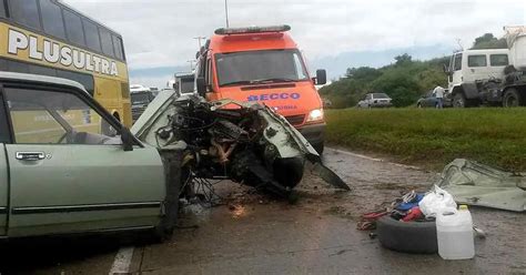 Un auto terminó partido a la mitad en espectacular choque múltiple en